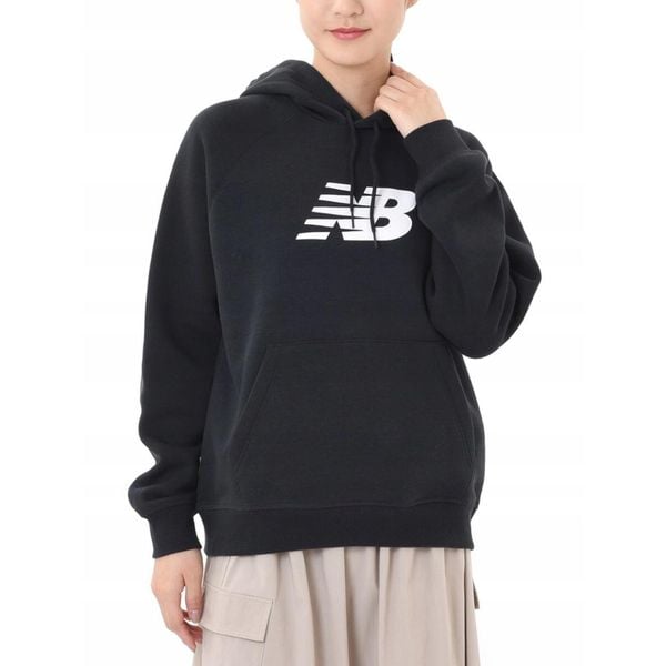 Bluza dresowa damska NEW BALANCE z kapturem bawełna. Czarne bluzy damskie New Balance, bez wzorów, z bawełny, bez ramiączek, z kapturem. Za 255.00 zł.