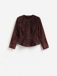 Zamszowa marynarka - mahoniowy. Brązowe marynarki i żakiety damskie Reserved, bez wzorów, z zamszu, bez kołnierzyka, bez ramiączek. Za 599.99 zł.