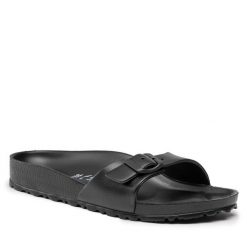 Klapki Birkenstock. Czarne klapki damskie Birkenstock, bez wzorów, bez obcasa, bez zapięcia. Za 219.99 zł.