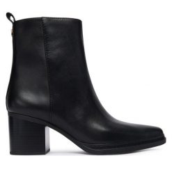 Botki MICHAEL Michael Kors. Czarne botki damskie MICHAEL Michael Kors, bez wzorów, bez obcasa, na słupku, bez zapięcia. Za 669.99 zł.