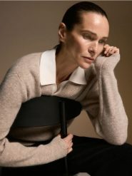 Sweter z wełną - beżowy. Brązowe swetry nierozpinane damskie Reserved, l, bez wzorów, z dzianiny, bez kołnierzyka, bez ramiączek. Za 359.99 zł.
