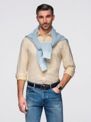 Pastelowa bawełniana męska koszula typu oxford – jasnożółta V3 - Rozmiar: M. Żółte koszule męskie Ombre Clothing, m, z aplikacjami, z bawełny, eleganckie, bez kołnierzyka, bez ramiączek. Za 179.99 zł.