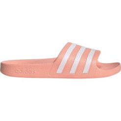 Różowe Klapki adidas Adilette Aqua W EE7345. Czerwone klapki damskie Adidas, bez wzorów, z syntetyku, sportowe, bez obcasa, bez zapięcia. W wyprzedaży za 106.93 zł.