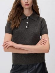 Sweter z kołnierzykiem polo - szary. Szare swetry nierozpinane damskie Reserved, l, bez wzorów, z dzianiny, bez kołnierzyka, bez ramiączek. W wyprzedaży za 59.99 zł.
