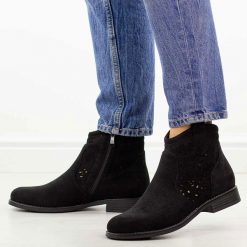 Czarne zamszowe ażurowe botki damskie S.Barski 8019. Czarne botki damskie S.BARSKI, na jesień, w ażurowe wzory, z jeansu, eleganckie, z okrągłym noskiem, bez obcasa, na obcasie, bez zapięcia. Za 229.00 zł.