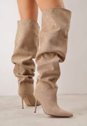 Ciemnobeżowe Kozaki za Kolano Slouchy na Szpilce z Imitacji Zamszu Stona. Brązowe kozaki damskie Renee, bez wzorów, za kolano, bez obcasa, na obcasie, bez zapięcia. Za 259.99 zł.