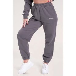 Spodnie fitness damskie Gym Glamour dresowe. Szare spodnie dresowe damskie GYM GLAMOUR, bez wzorów, z dresówki, glamour, na fitness i siłownię. Za 189.99 zł.
