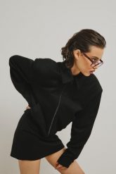 Krótka marynarka na zamek w kolorze TOTALLY BLACK - FRANKIE-M/L. Czarne marynarki i żakiety damskie Marsala, bez wzorów, z bawełny, eleganckie, bez kołnierzyka, bez ramiączek. Za 599.90 zł.