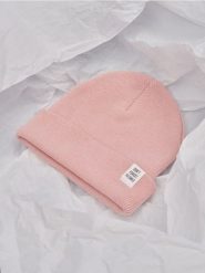 Czapka beanie - różowy. Czerwone czapki damskie Sinsay, z aplikacjami, z dzianiny. Za 9.99 zł.