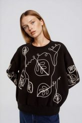 Bluza z ozdobną aplikacją czarna. Czarne bluzy damskie MOODO, l, z aplikacjami, z bawełny, bez ramiączek, bez kaptura. Za 139.99 zł.