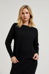 Sweter o fasonie nietoperz czarny. Czarne swetry nierozpinane damskie MOODO, l, bez wzorów, z poliamidu, bez kołnierzyka, bez ramiączek. W wyprzedaży za 69.99 zł.