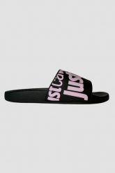 JUST CAVALLI Czarne klapki z fioletowym logo Fondo Pool. Czarne klapki damskie Just Cavalli, bez wzorów, bez obcasa, bez zapięcia. W wyprzedaży za 189.99 zł.