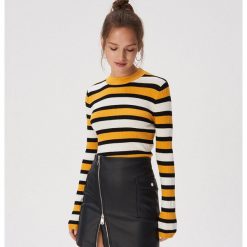 Dopasowany sweter w paski - Żółty. Żółte swetry nierozpinane damskie Sinsay, l, bez wzorów, bez kołnierzyka, bez ramiączek. Za 49.99 zł.