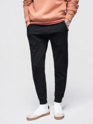 Męskie spodnie dresowe ze ściągaczem przy nogawce BASIC jogger - czarne V5 - Rozmiar: S. Czarne spodnie sportowe męskie Ombre Clothing, m, z aplikacjami, z bawełny, trekkingowe. W wyprzedaży za 118.99 zł.
