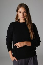 WEŁNIANY SWETER LAURA CZARNY M - Flawless. Czarne swetry nierozpinane damskie Flawless, m, bez wzorów, z dzianiny, eleganckie, bez kołnierzyka, bez ramiączek. Za 679.00 zł.