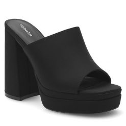 Klapki DeeZee. Czarne klapki damskie DeeZee, bez wzorów, bez obcasa, bez zapięcia. Za 139.99 zł.