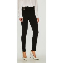 Guess Jeans - Spodnie. Czarne spodnie materiałowe damskie Guess Jeans, z aplikacjami, z elastanu, casualowe. W wyprzedaży za 259.90 zł.