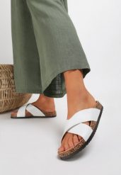 Białe Klapki Flickering Forest. Białe klapki damskie Renee, bez wzorów, bez obcasa, na płaskiej podeszwie, bez zapięcia. Za 59.99 zł.