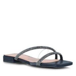 Klapki Menbur. Czarne klapki damskie Menbur, bez wzorów, bez obcasa, bez zapięcia. Za 299.99 zł.