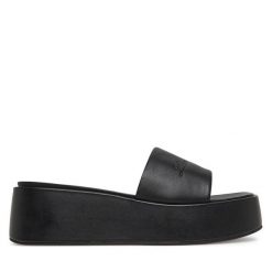 Klapki LOVE MOSCHINO. Czarne klapki damskie Love Moschino, bez wzorów, bez obcasa, bez zapięcia. Za 539.99 zł.