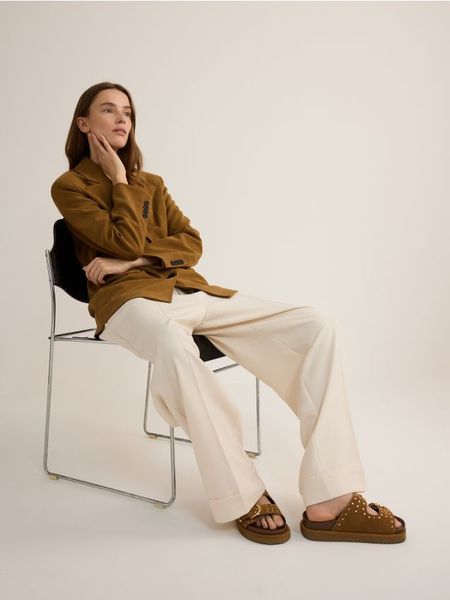 Zamszowe klapki z paskami - brązowy. Brązowe klapki damskie Reserved, bez wzorów, z zamszu, bez obcasa, bez zapięcia. W wyprzedaży za 69.99 zł.