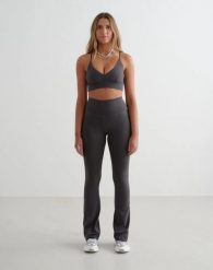 Damskie legginsy rozszerzane z wysokim stanem dla wysokich Sense ciemnoszare. Szare legginsy damskie Aim'n, bez wzorów, z elastanu. Za 344.00 zł.