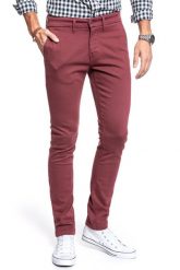 MUSTANG SPODNIE MĘSKIE BeFlex Chino 1010050 7139. Czerwone eleganckie spodnie męskie Mustang, bez wzorów, z materiału. W wyprzedaży za 79.99 zł.