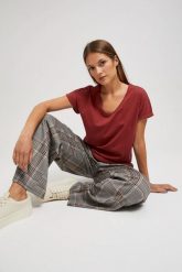 Bawełniany t-shirt z dekoltem w serek bordowy. Czerwone t-shirty damskie MOODO, s, bez wzorów, z bawełny, bez kołnierzyka, bez ramiączek. W wyprzedaży za 13.99 zł.