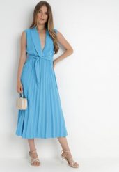Jasnoniebieska Sukienka Ymir. Niebieskie sukienki damskie Born2be, na imprezę, bez wzorów, z materiału, eleganckie, bez kołnierzyka, bez ramiączek, maxi, kopertowe. Za 39.99 zł.