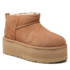 Śniegowce Ugg. Brązowe śniegowce damskie UGG, bez zapięcia. Za 819.99 zł.