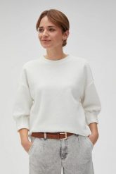 Bluza ze strukturalnego materiału biała. Białe bluzy damskie MOODO, m, bez wzorów, z elastanu, bez ramiączek, bez kaptura. W wyprzedaży za 79.99 zł.