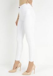 Białe Jeansy Skinny z Postrzępioną Nogawką Chiteli. Białe jeansy damskie Born2be, bez wzorów, z jeansu. Za 84.99 zł.