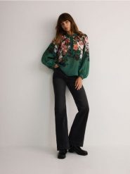 Jeansy flare z wysokim stanem - czarny. Czarne jeansy damskie Reserved, bez wzorów, z bawełny, z podwyższonym stanem. W wyprzedaży za 99.99 zł.