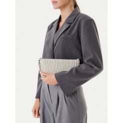 Torebka Calvin Klein Jeans. Białe torebki do ręki damskie Calvin Klein Jeans, bez wzorów, z jeansu, bez dodatków. Za 187.99 zł.