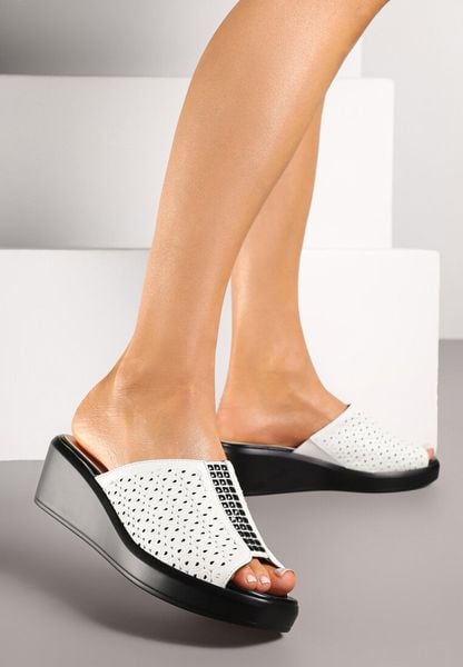 Białe Klapki na Koturnie z Tłoczeniem i Perforacją Milaressa. Białe klapki damskie Born2be, z aplikacjami, klasyczne, bez obcasa, na koturnie, bez zapięcia. Za 109.99 zł.