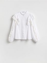 Koszula z falbanami - biały. Białe koszule damskie Reserved, l, bez wzorów, z tkaniny, bez kołnierzyka, bez ramiączek. Za 139.99 zł.