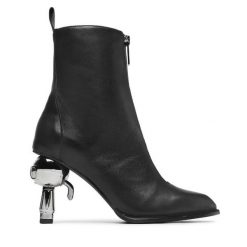 Botki KARL LAGERFELD. Czarne botki damskie KARL LAGERFELD, bez wzorów, bez obcasa, na słupku, bez zapięcia. Za 829.99 zł.