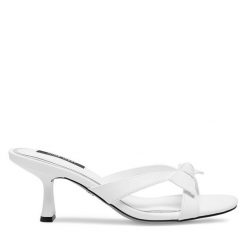 Klapki Nine West. Białe klapki damskie Nine West, bez wzorów, bez obcasa, bez zapięcia. Za 229.99 zł.