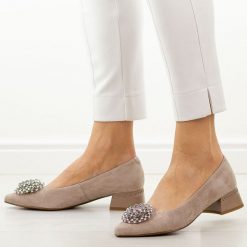 Beżowe skórzane czółenka damskie DiA 3029. Brązowe czółenka damskie DiA, na lato, z aplikacjami, ze skóry, biznesowe, z okrągłym noskiem, bez obcasa, na obcasie, bez zapięcia. W wyprzedaży za 368.72 zł.