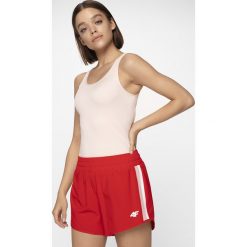 Top damski TSD301 - jasny róż. Czerwone topy damskie 4F, bez wzorów, z materiału, bez kołnierzyka, bez ramiączek. Za 29.99 zł.