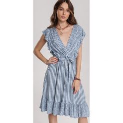 Jasnoniebieska Sukienka Cordetina. Niebieskie sukienki damskie Renee, na co dzień, l, bez wzorów, z materiału, bez kołnierzyka, bez ramiączek, midi, kopertowe. Za 59.99 zł.