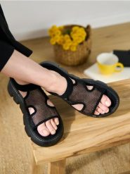 Sandały - czarny. Czarne sandały damskie Sinsay, bez wzorów, z materiału, bez obcasa, na platformie, bez zapięcia. Za 59.99 zł.