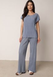 Niebieskie Szerokie Spodnie z Wysokim Stanem ze Zwiewnej Tkaniny z Plisami Galiris. Niebieskie spodnie materiałowe damskie Born2be, bez wzorów, z jeansu, biznesowe, z podwyższonym stanem, długie. Za 59.99 zł.