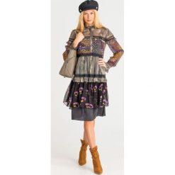 SUKIENKA TWINSET. Czarne sukienki damskie Twinset, na co dzień, z aplikacjami, z koronki, bez kołnierzyka, bez ramiączek, mini, proste. Za 969.00 zł.