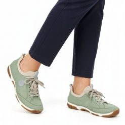 Półbuty damskie Rieker, cholewka skóra ekologiczna wsuwane niski fason zaokrąglony nosek kontrastowe elementy kolorystyczne pętla z tyłu masywna lini. Zielone półbuty damskie Rieker, bez wzorów, ze skóry ekologicznej, bez obcasa, na płaskiej podeszwie, bez zapięcia. Za 339.00 zł.