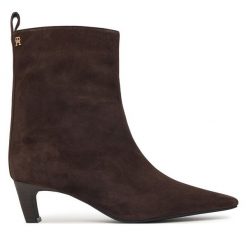 Botki Tommy Hilfiger. Brązowe botki damskie Tommy Hilfiger, bez wzorów, bez obcasa, na słupku, bez zapięcia. Za 699.99 zł.