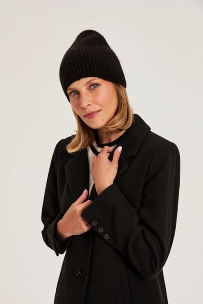 Czapka beanie czarna. Czarne czapki damskie MOODO, bez wzorów, z elastanu. Za 39.99 zł.