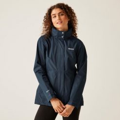 Kurtka przeciwdeszczowa trekkingowa damska Daysha. Niebieskie kurtki sportowe damskie Regatta, bez wzorów, z softshellu, bez ramiączek, trekkingowe. W wyprzedaży za 229.99 zł.