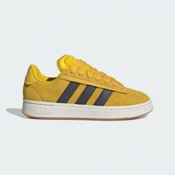 Buty Grand Court Alpha. Brązowe buty zimowe męskie Adidas, bez wzorów, bez obcasa, bez zapięcia. W wyprzedaży za 348.70 zł.