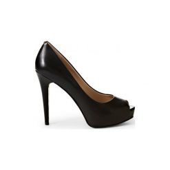 Guess Szpilki damskie FLH124LEA07. Szpilki damskie Guess, z aplikacjami, ze skóry, bez obcasa, na szpilce, bez zapięcia. Za 428.00 zł.